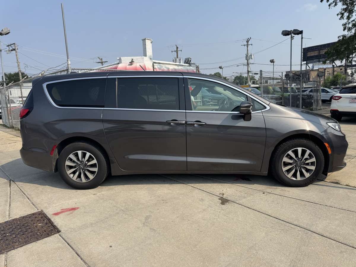 2022 Chrysler Pacifica Hybrid Touring L photo 4