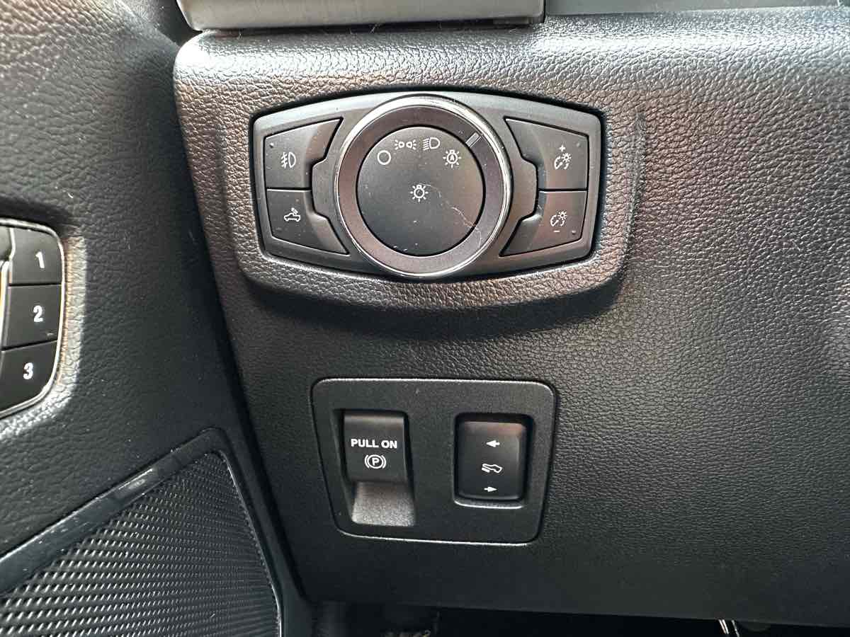2019 Ford F-150 Platinum photo 25