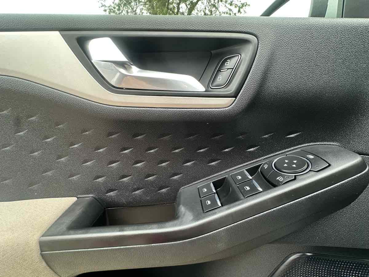 2020 Ford Escape SE photo 4