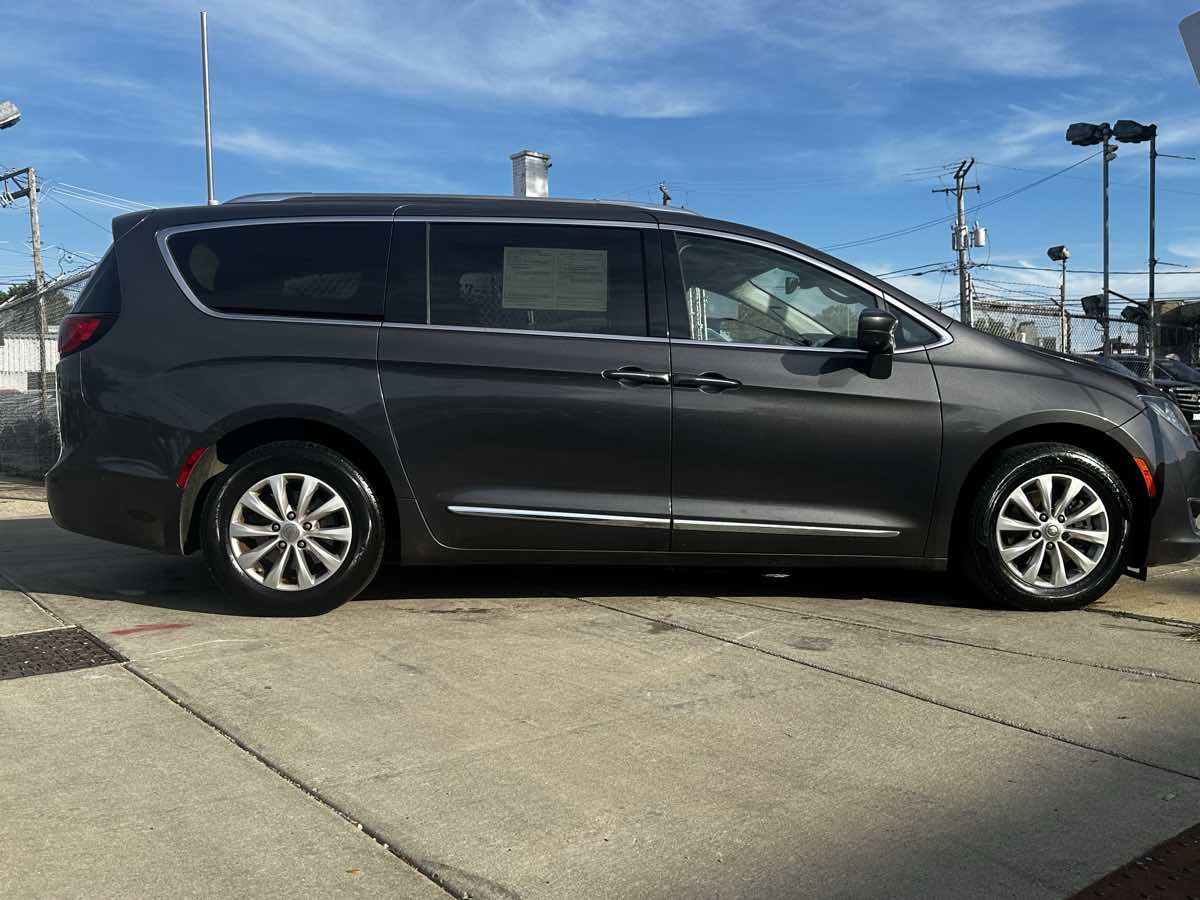 2019 Chrysler Pacifica Touring L photo 3