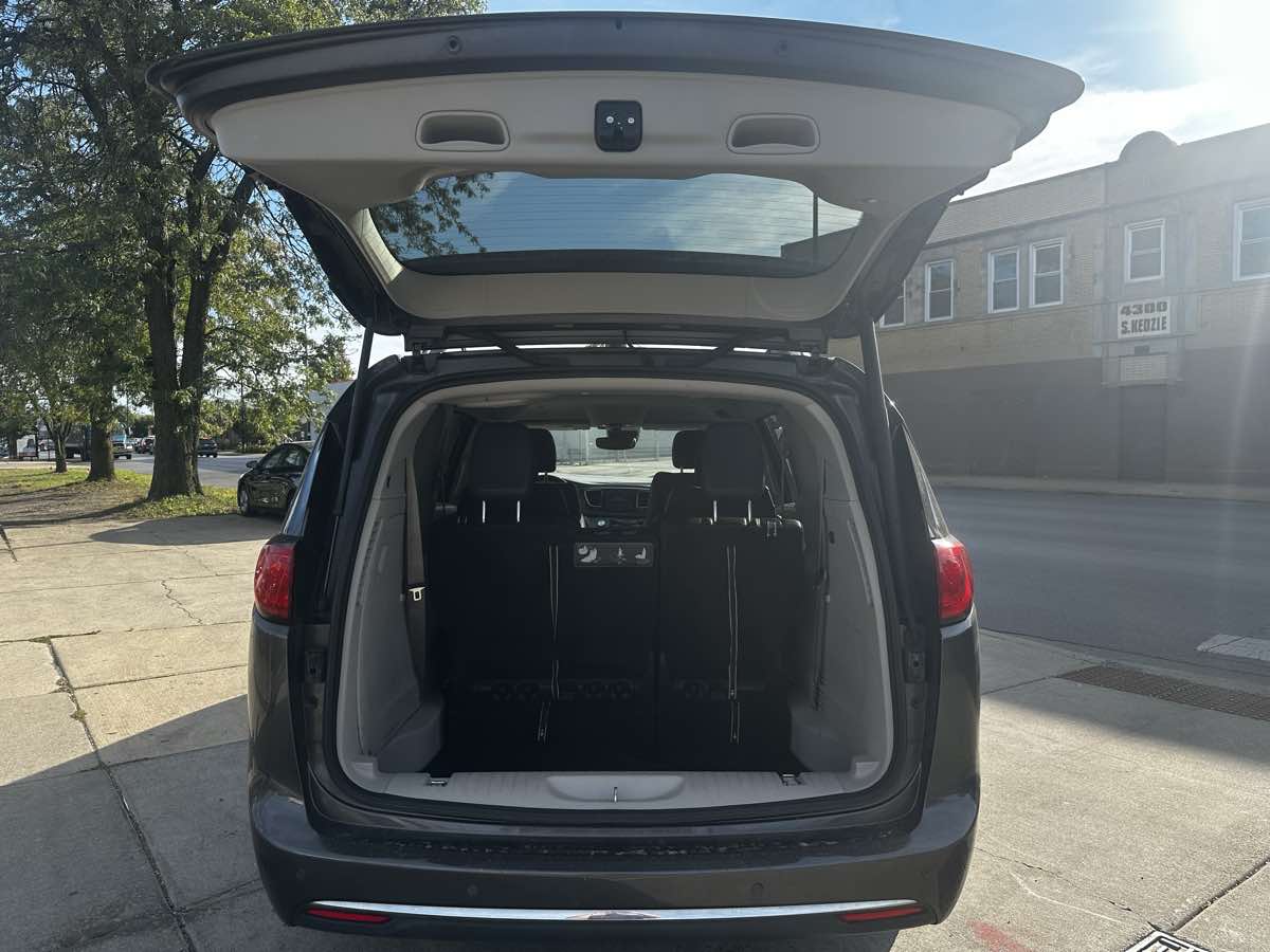 2019 Chrysler Pacifica Touring L photo 16