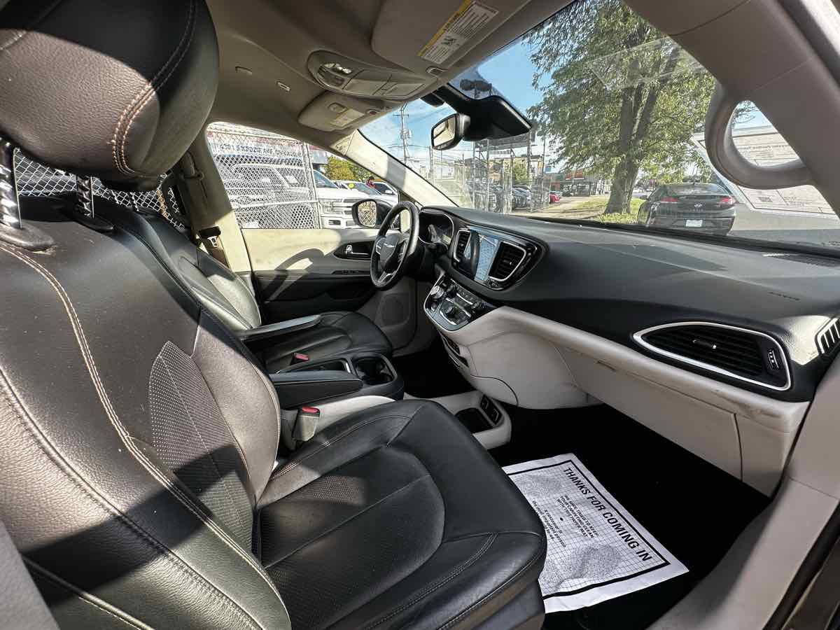 2019 Chrysler Pacifica Touring L photo 17