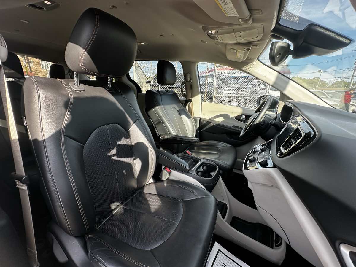 2019 Chrysler Pacifica Touring L photo 18