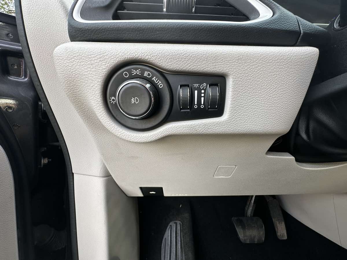 2019 Chrysler Pacifica Touring L photo 21