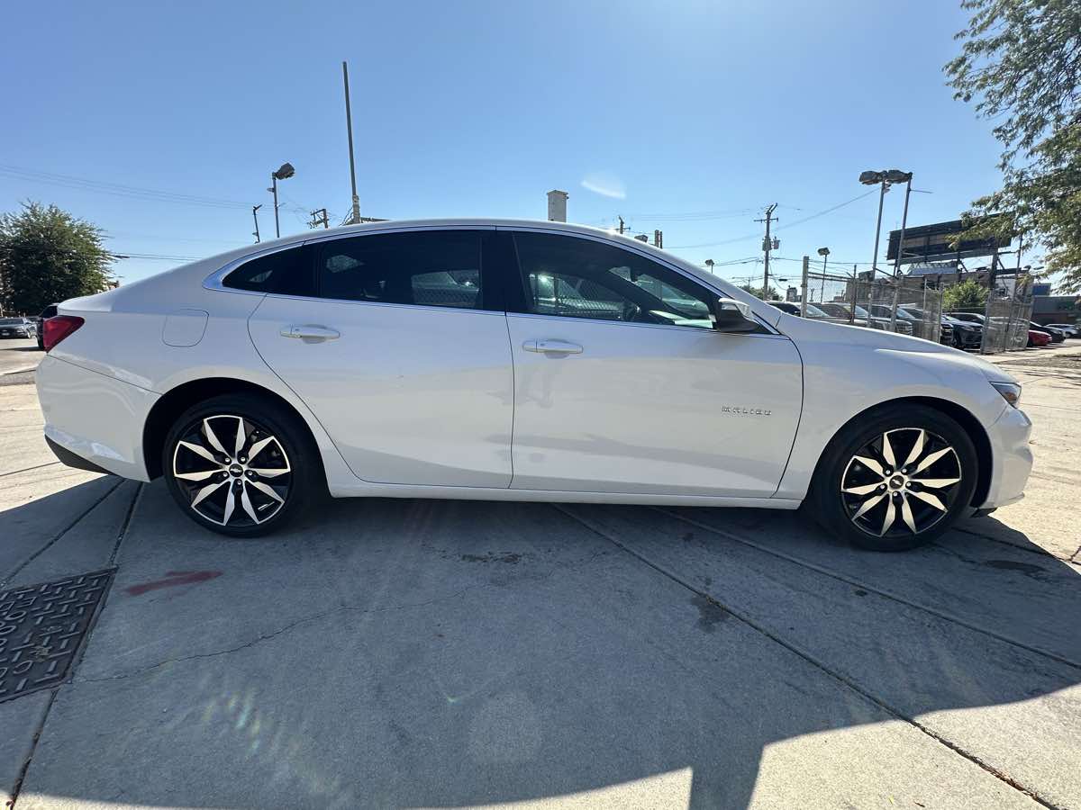 2017 Chevrolet Malibu 1LT photo 3