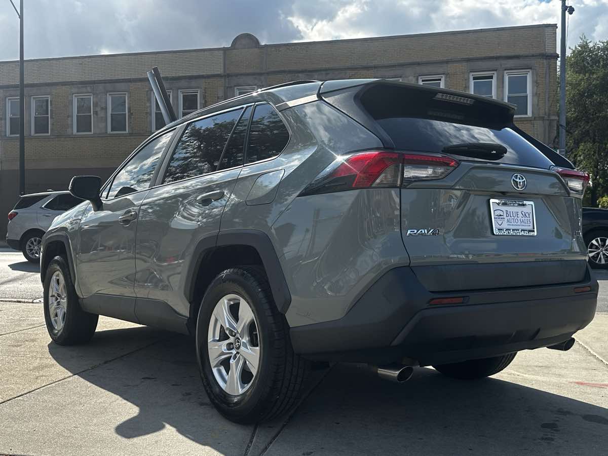 2019 Toyota RAV4 XLE photo 2