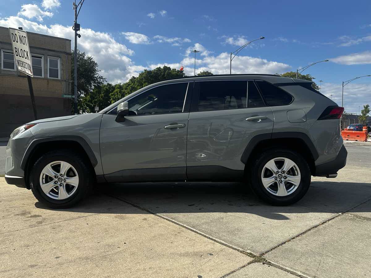 2019 Toyota RAV4 XLE photo 3