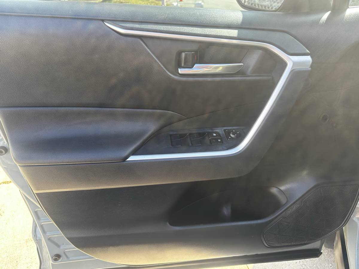 2019 Toyota RAV4 XLE photo 5