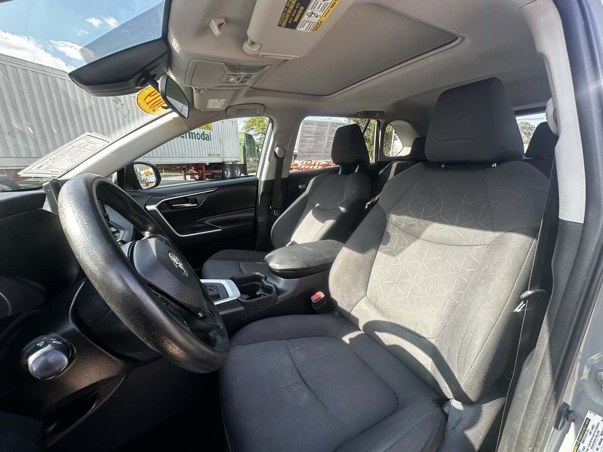 2019 Toyota RAV4 XLE photo 6