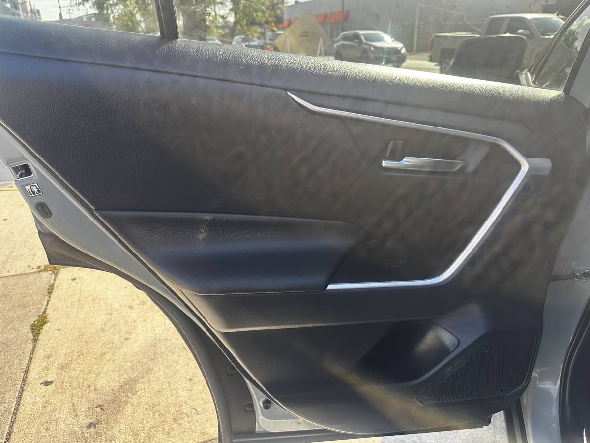 2019 Toyota RAV4 XLE photo 7
