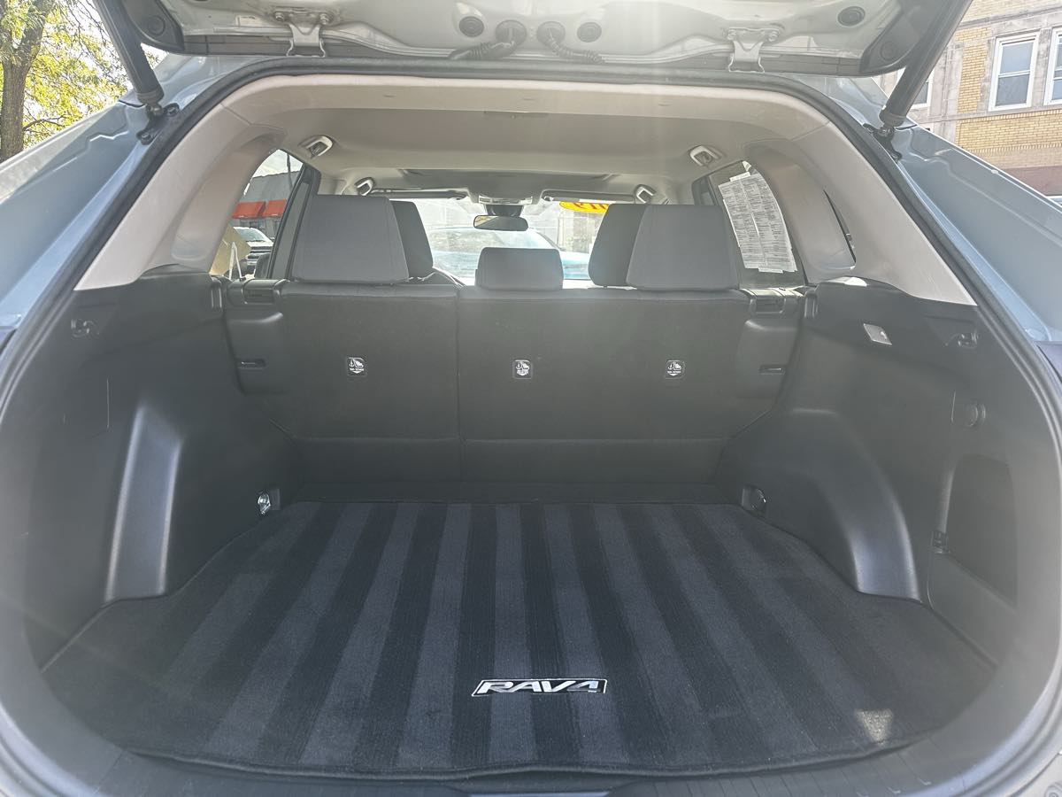 2019 Toyota RAV4 XLE photo 10