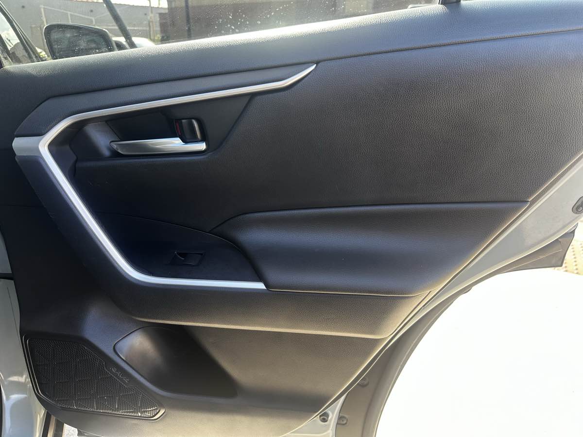 2019 Toyota RAV4 XLE photo 14