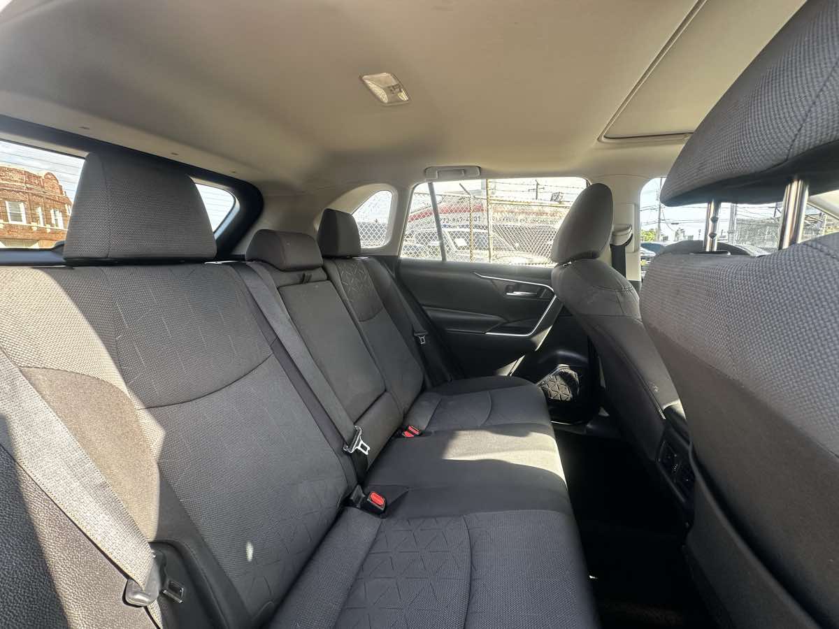 2019 Toyota RAV4 XLE photo 16