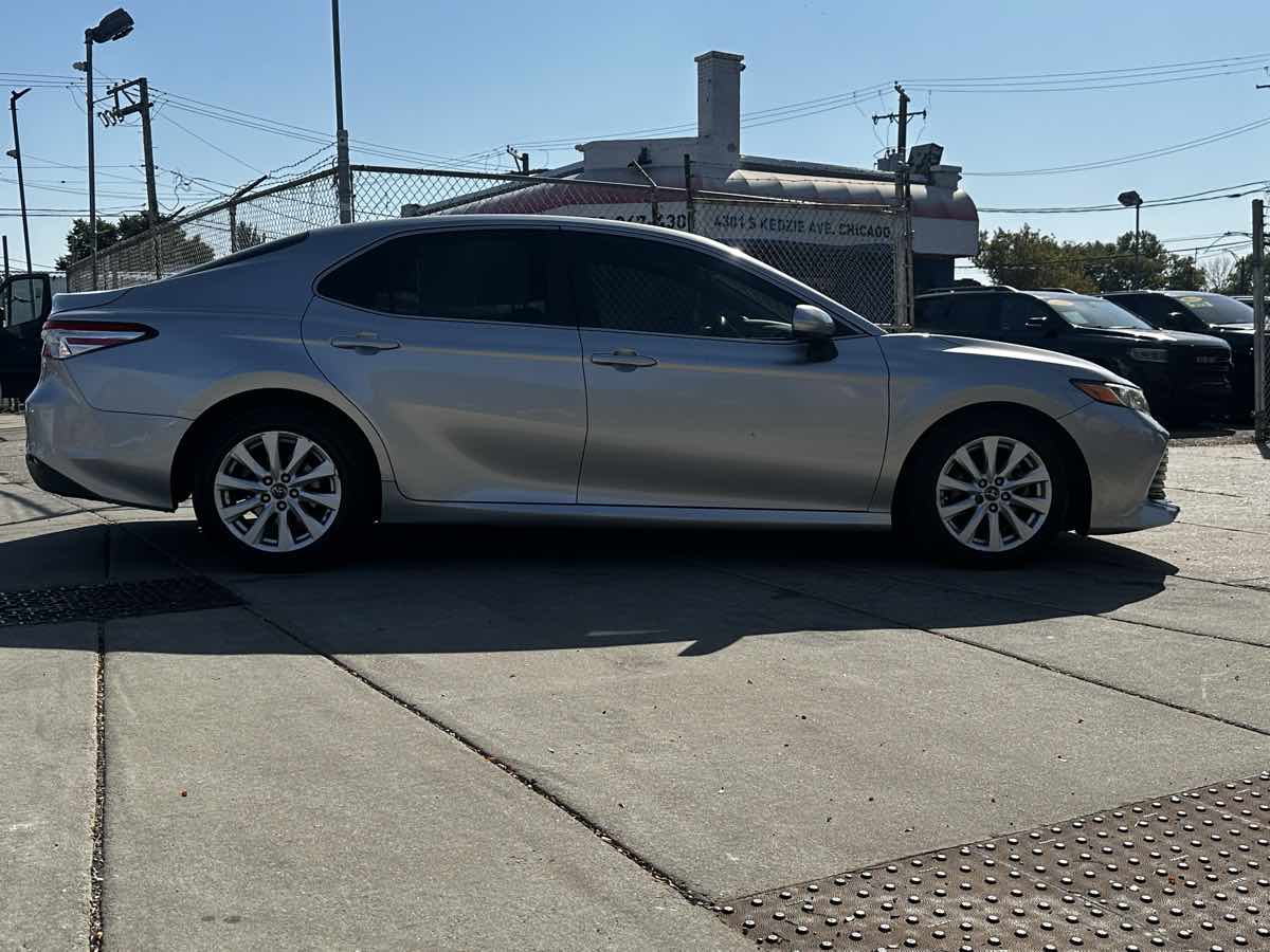 2018 Toyota Camry LE photo 3
