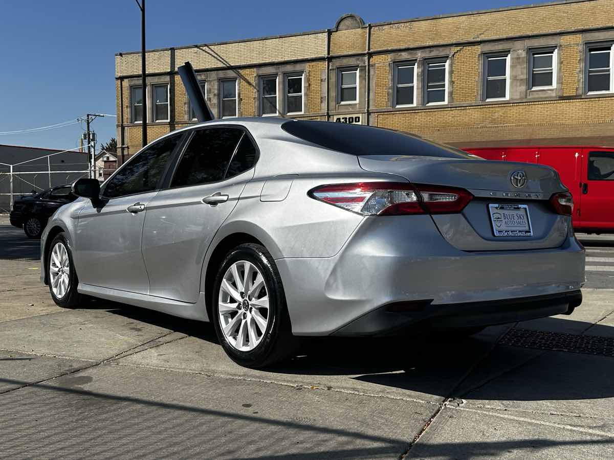 2018 Toyota Camry LE photo 6