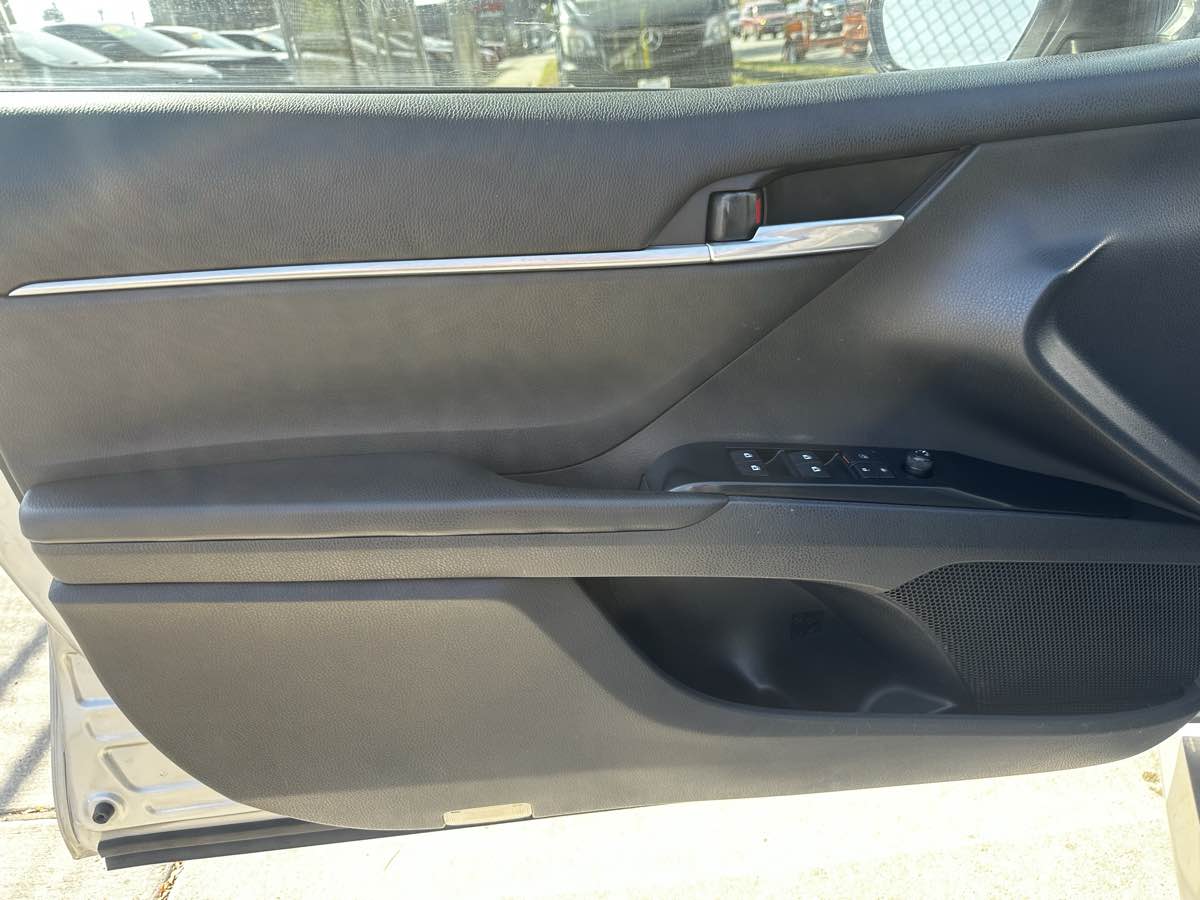 2018 Toyota Camry LE photo 9