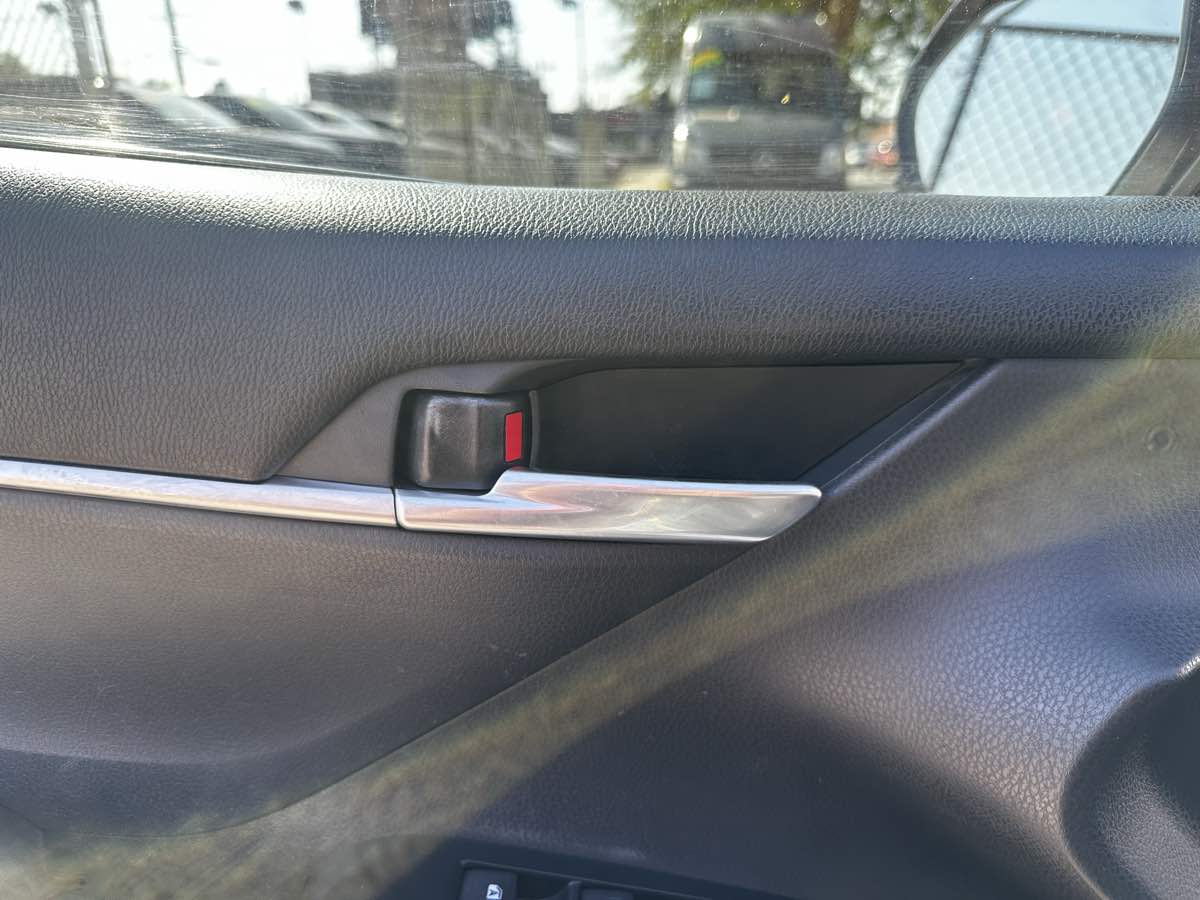 2018 Toyota Camry LE photo 10