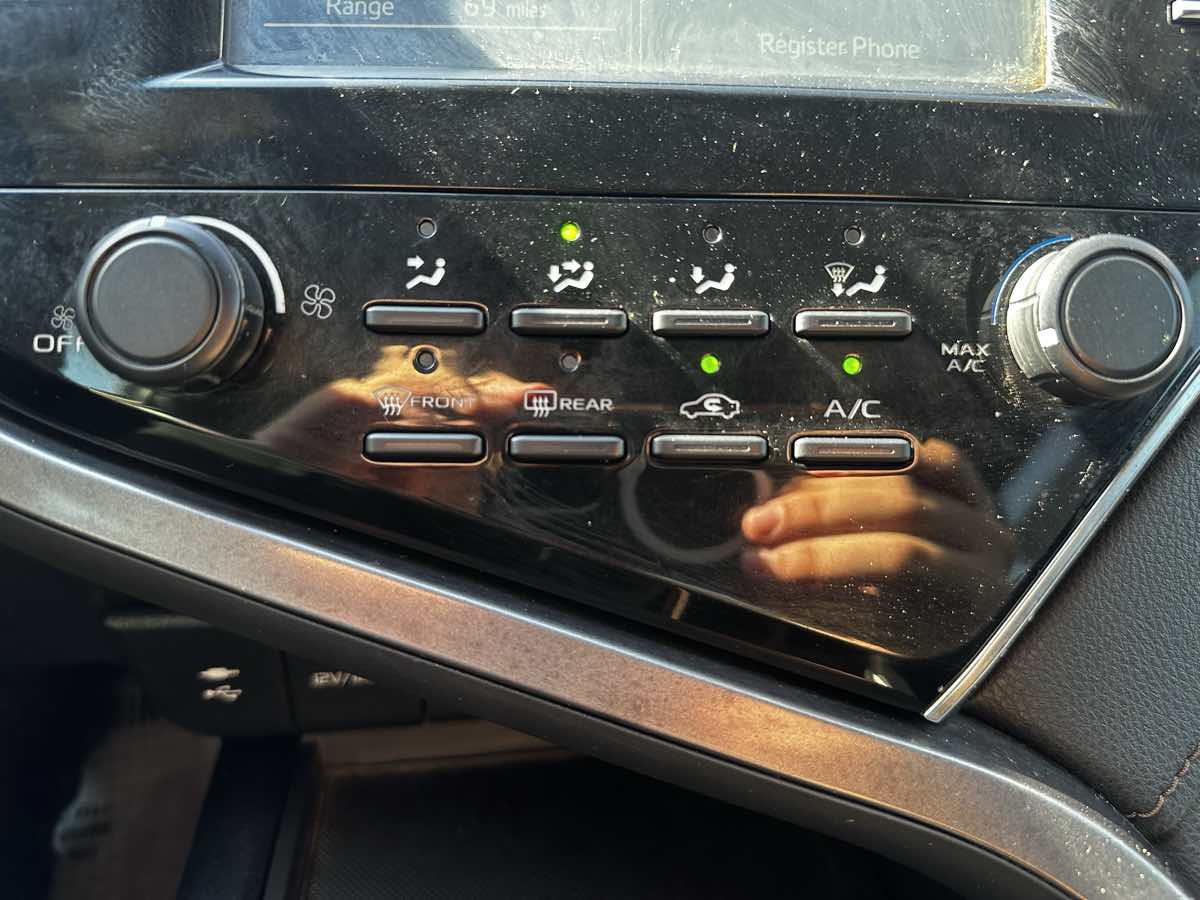 2018 Toyota Camry LE photo 25