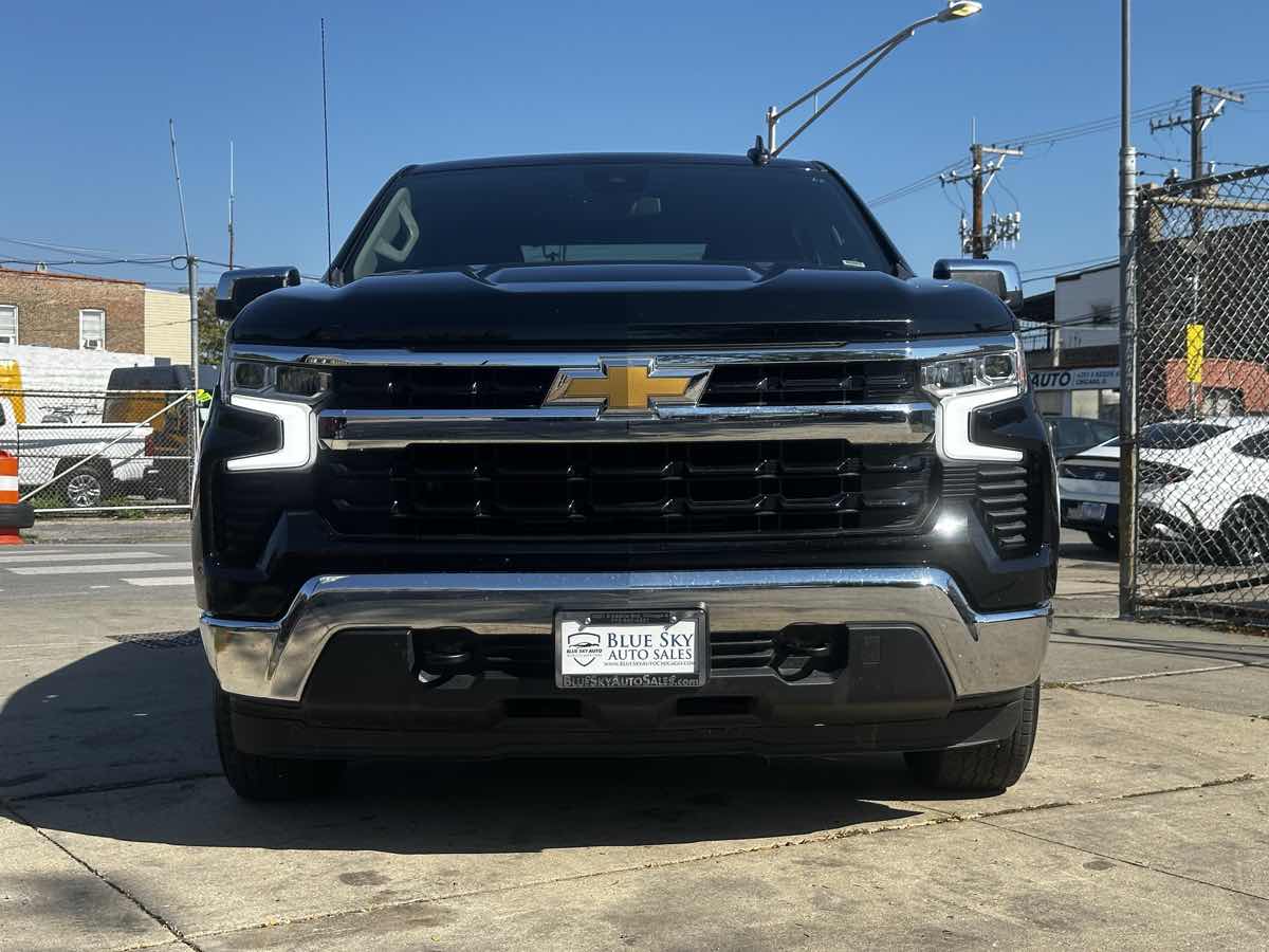 2024 Chevrolet Silverado 1500 LT photo 2