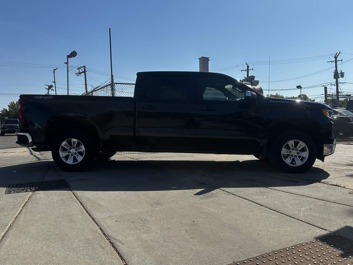 2024 Chevrolet Silverado 1500 LT photo 3