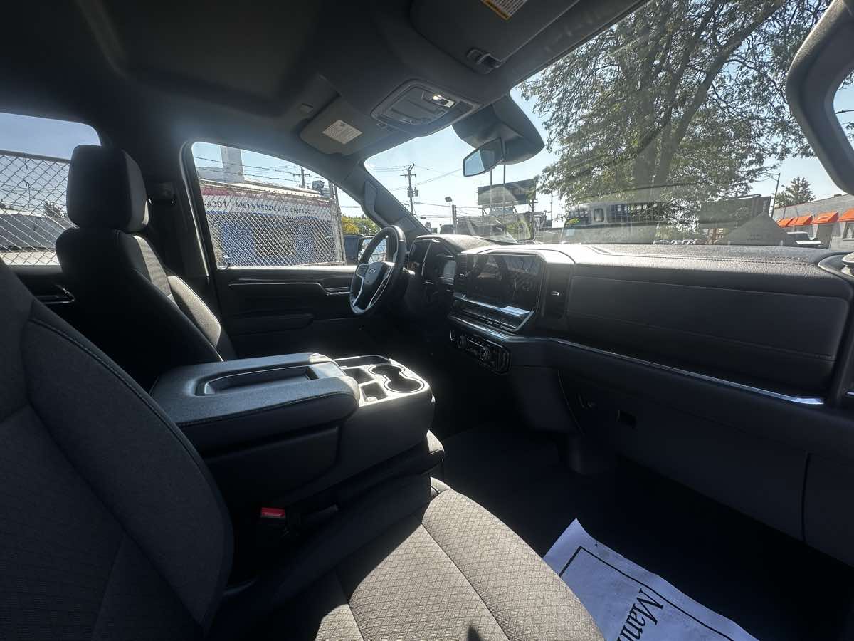 2024 Chevrolet Silverado 1500 LT photo 17