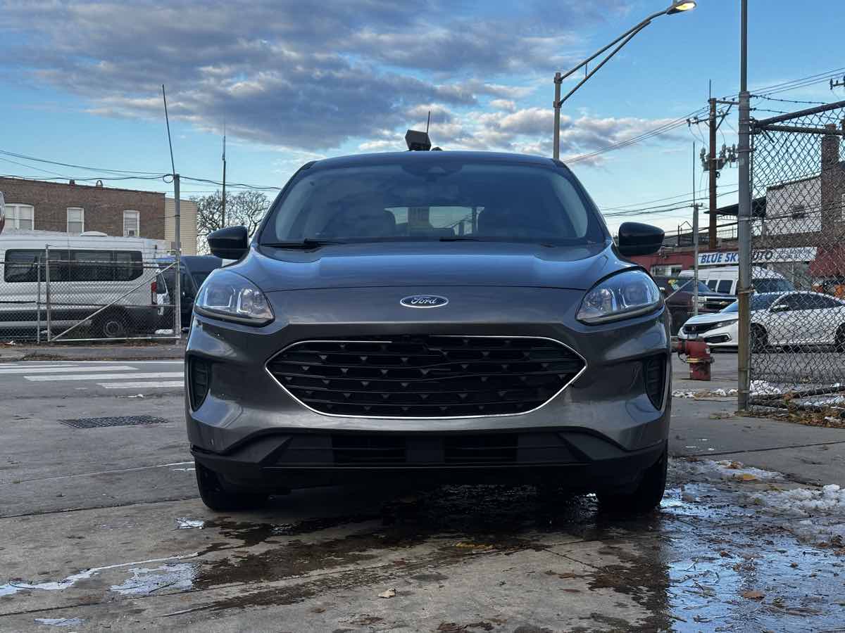 2022 Ford Escape SE Sport photo 2