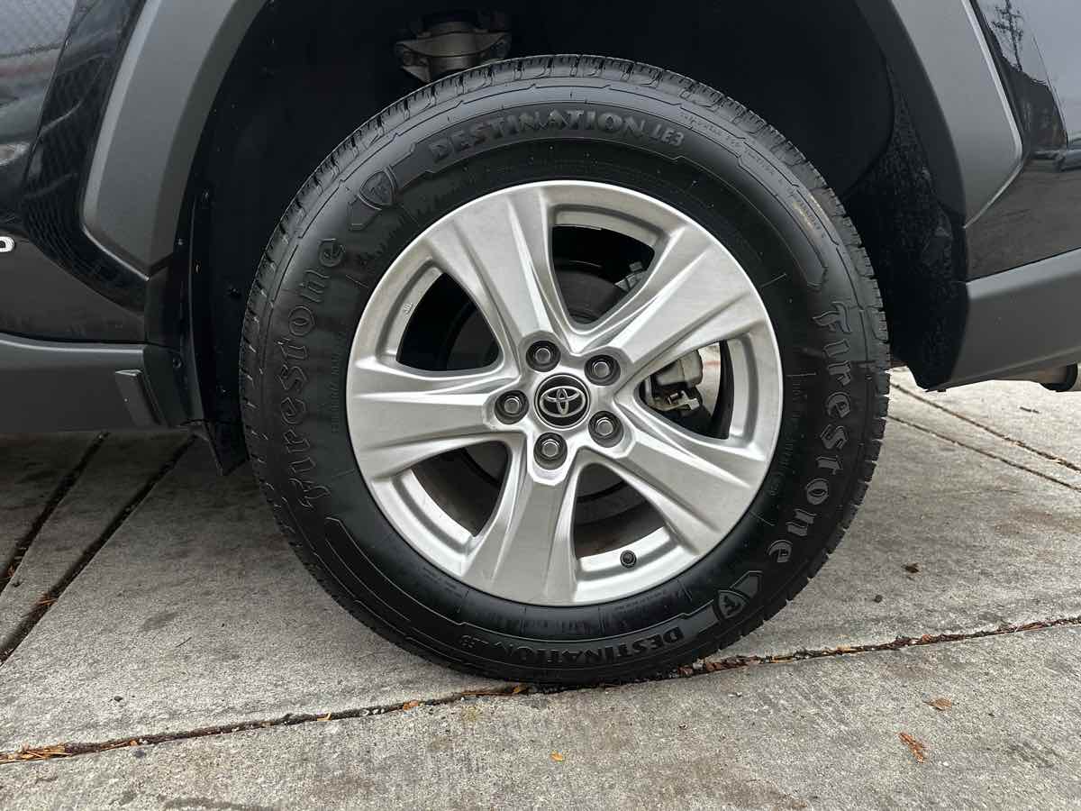 2021 Toyota RAV4 Hybrid XLE photo 2