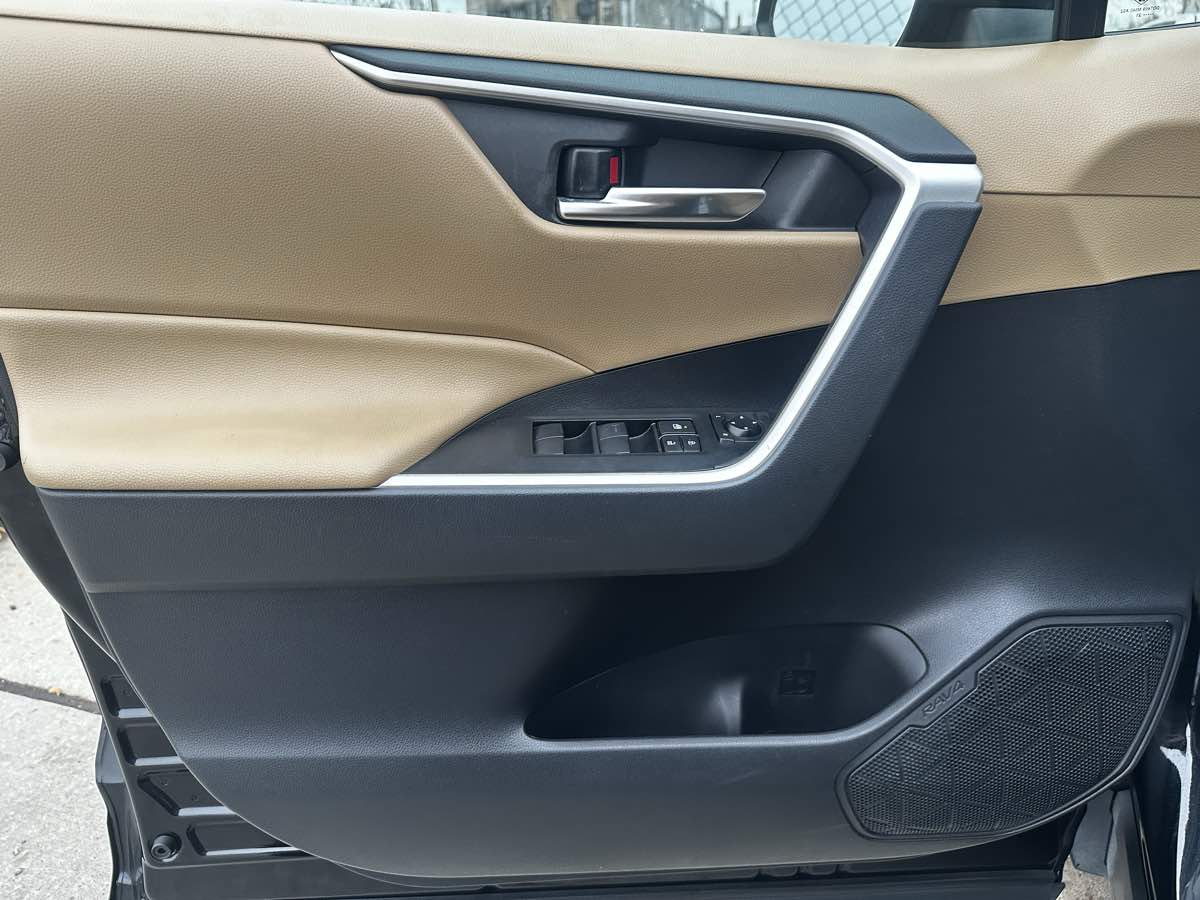 2021 Toyota RAV4 Hybrid XLE photo 3