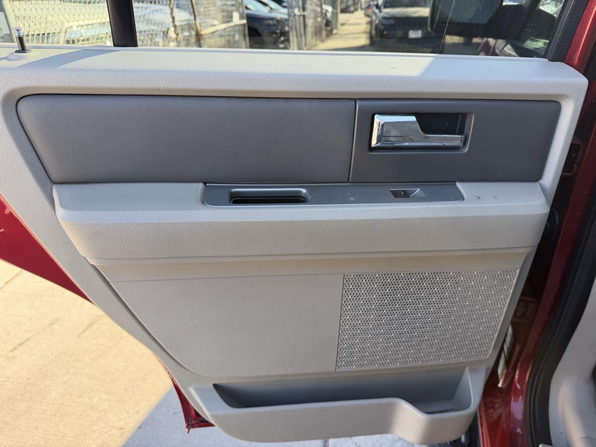 2013 Ford Expedition XLT - Photo 16