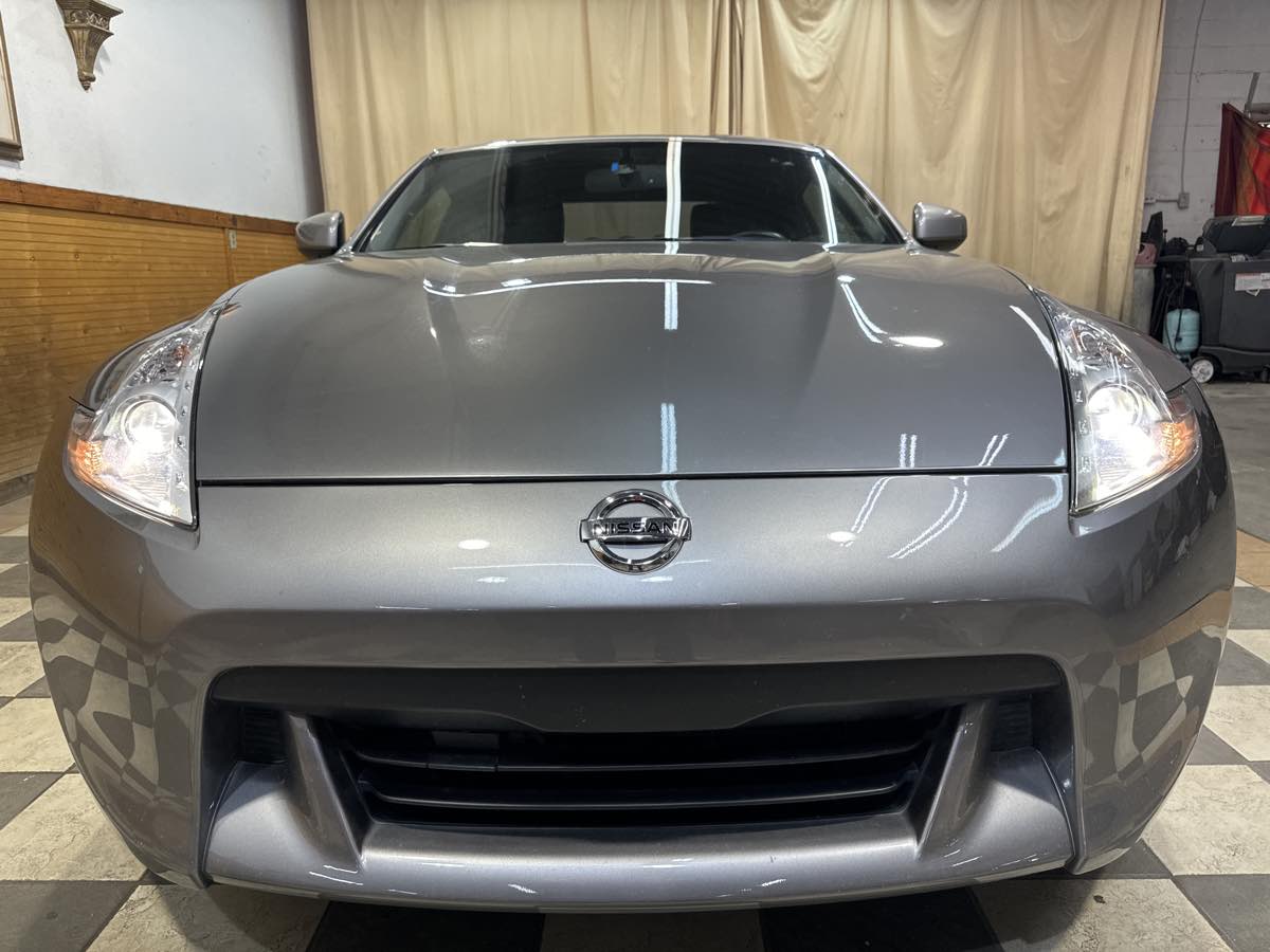 2009 Nissan 370Z Touring photo 2