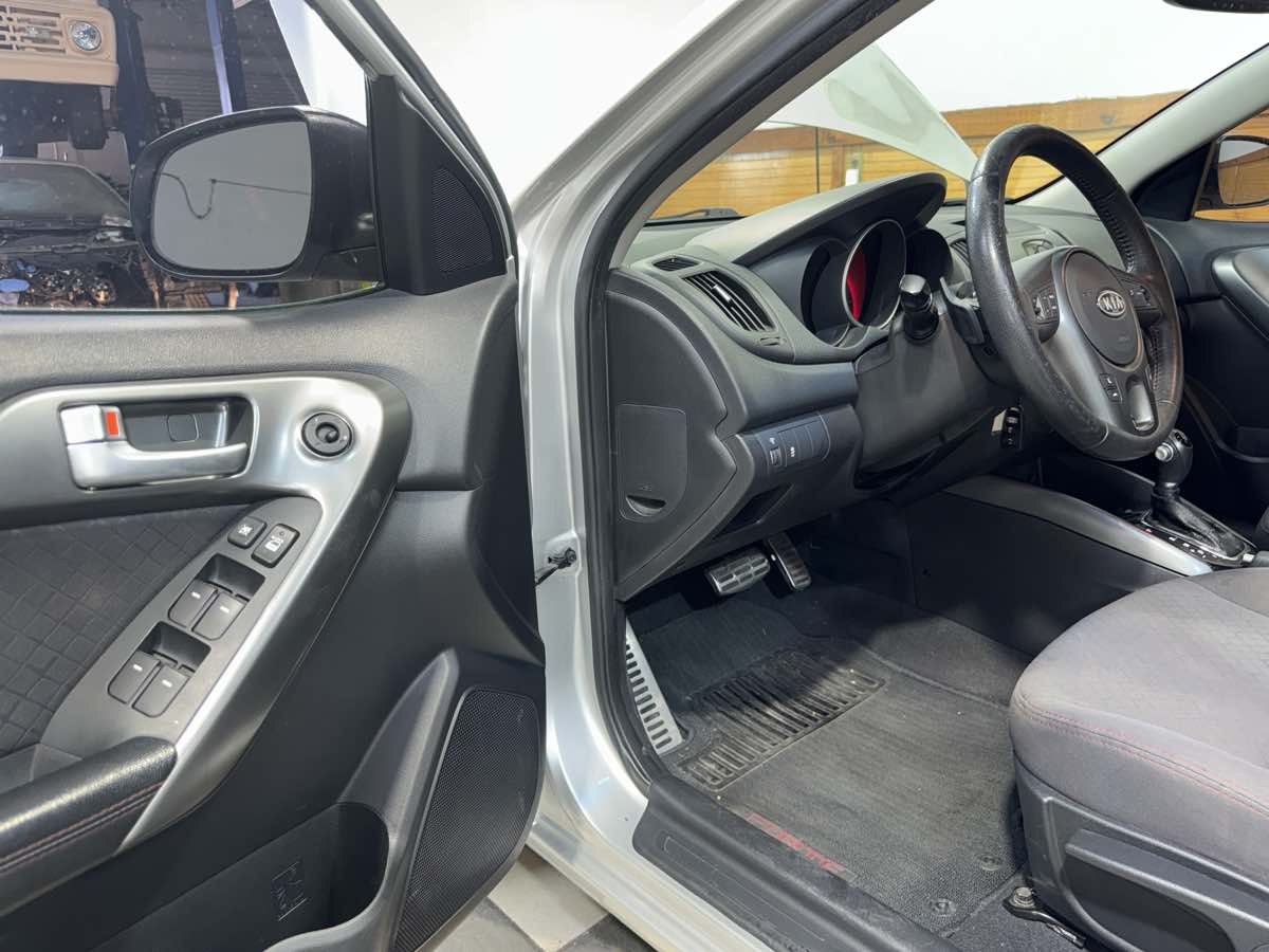 2011 Kia Forte SX photo 15