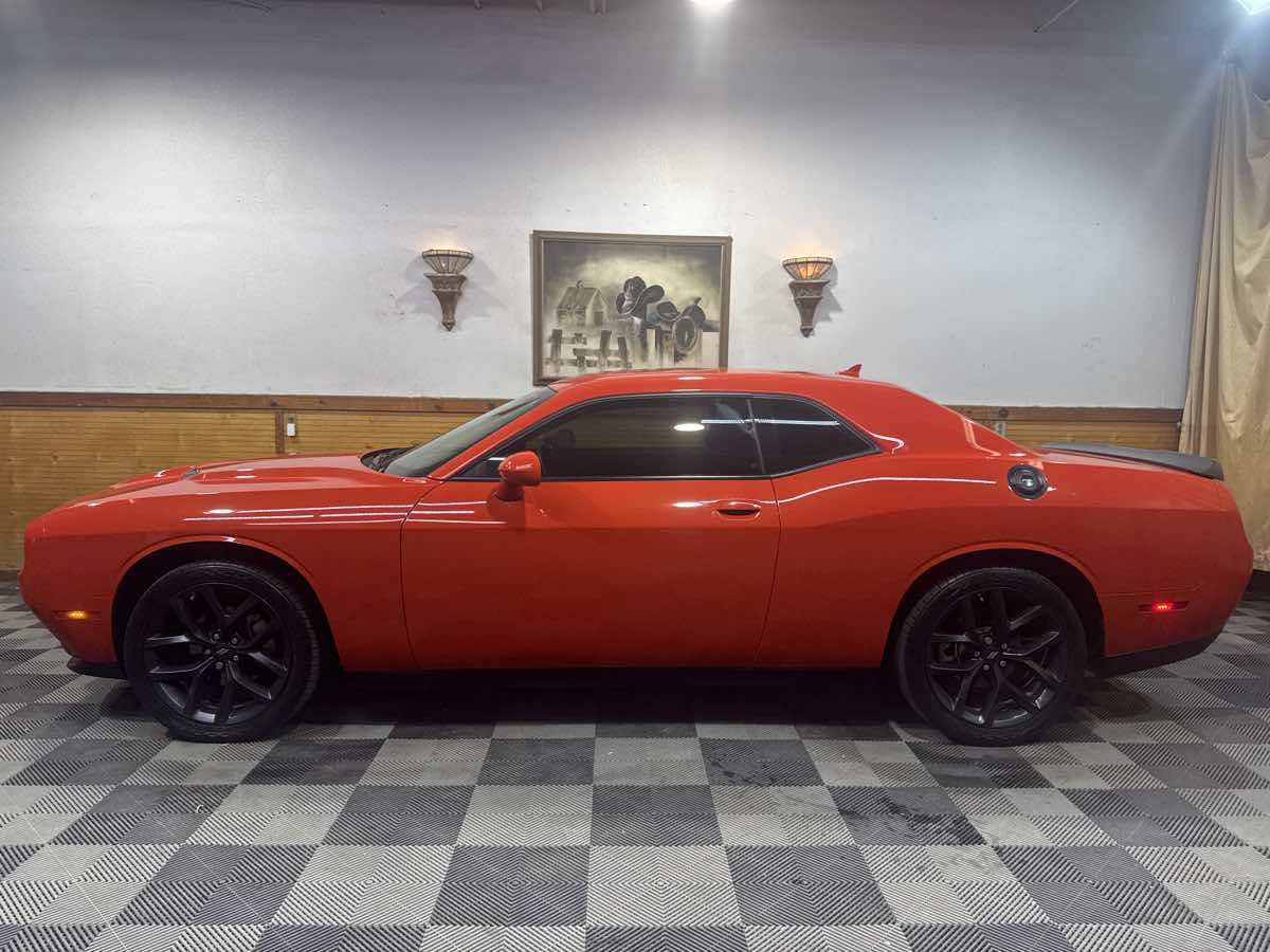 2022 Dodge Challenger SXT photo 2