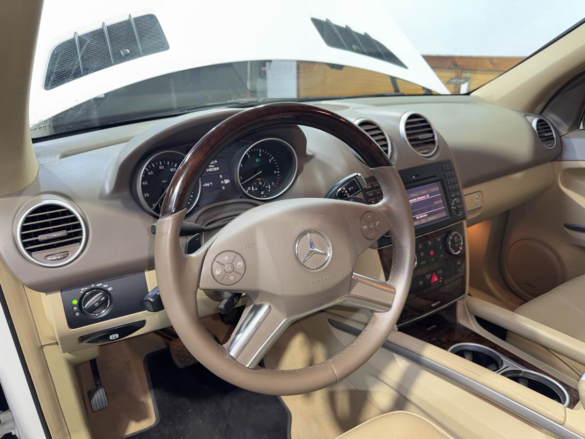 2010 Mercedes Benz ML 550 4MATIC photo 14