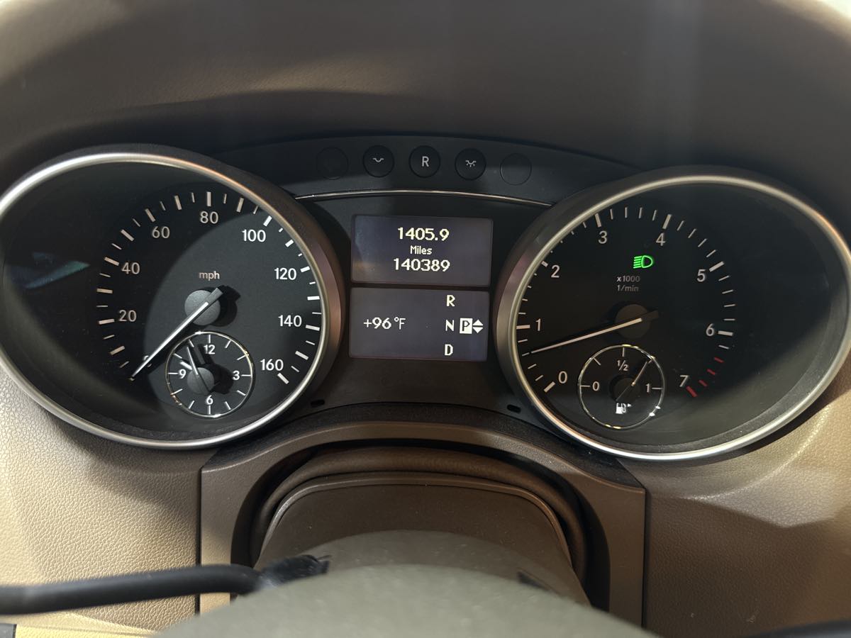 2010 Mercedes Benz ML 550 4MATIC photo 16