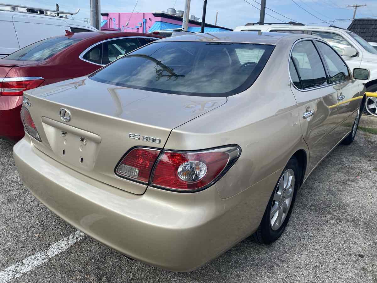 2004 Lexus ES 330 photo 2