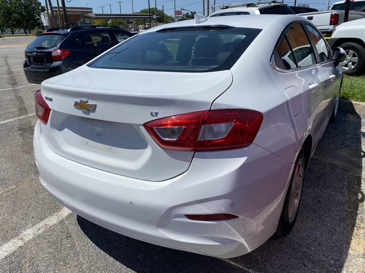 2017 Chevrolet Cruze LT photo 2
