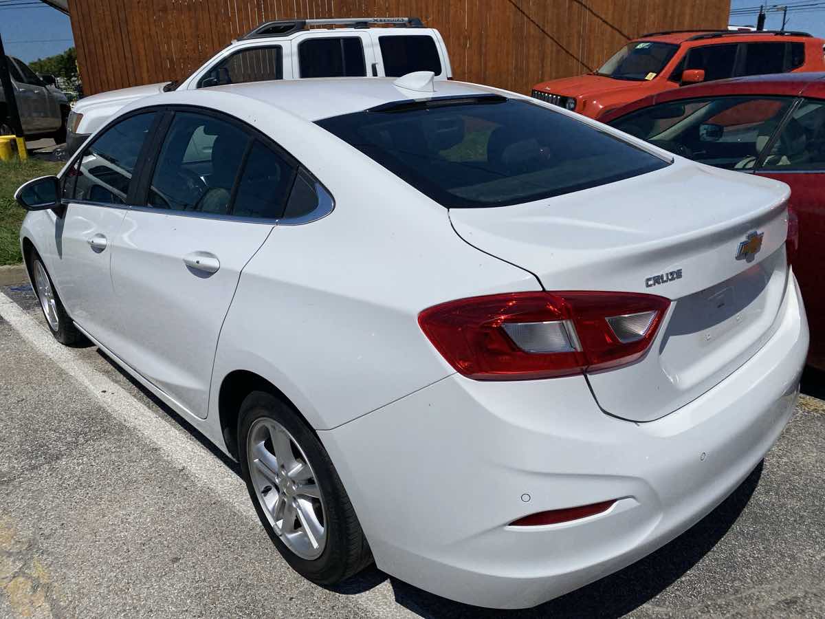 2017 Chevrolet Cruze LT photo 3