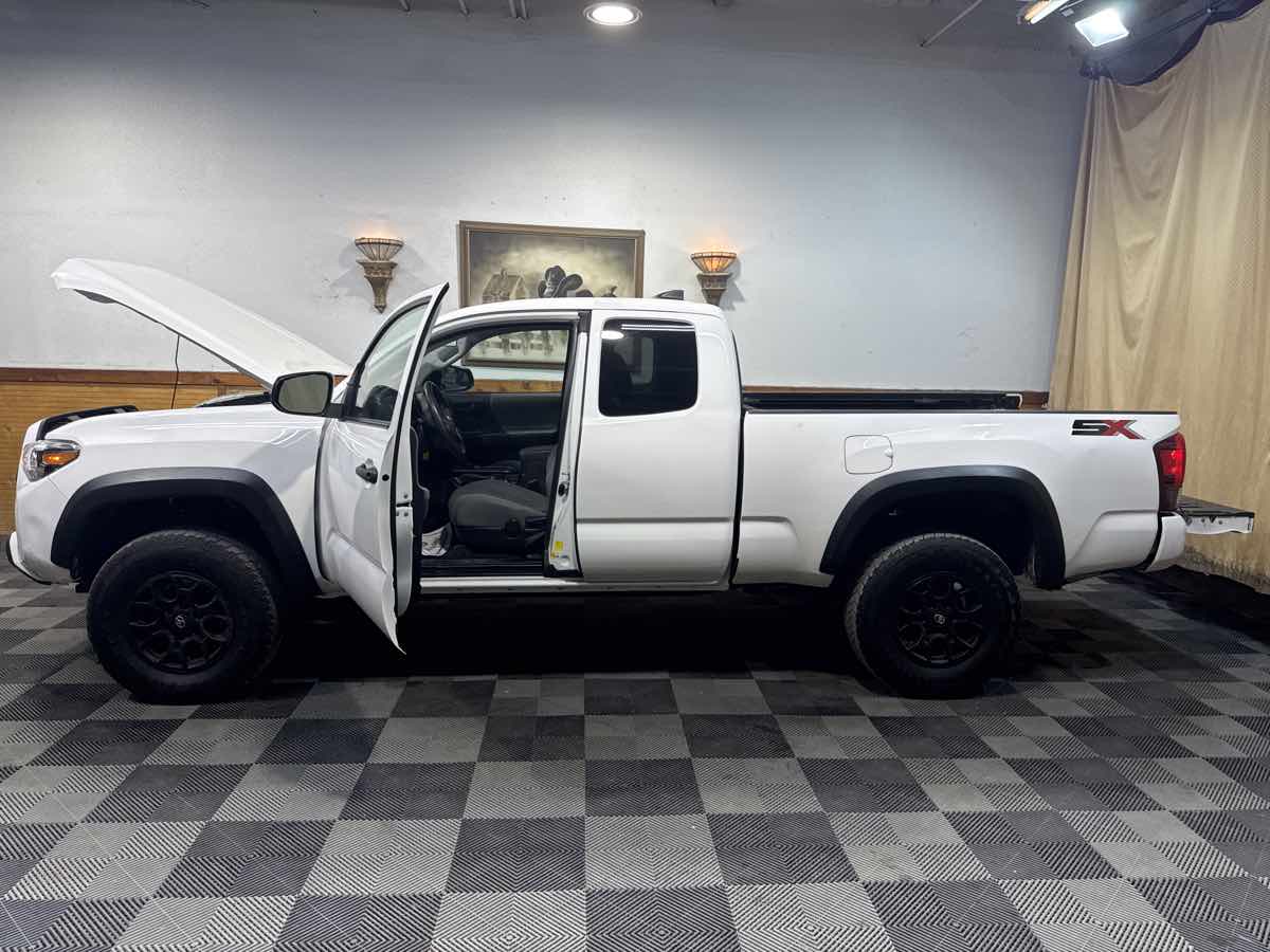 2020 Toyota Tacoma SR photo 12