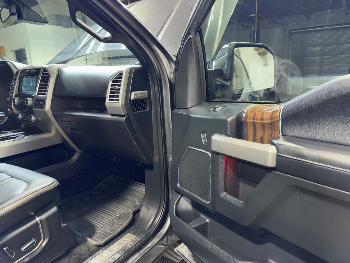2016 Ford F-150 Platinum photo 25