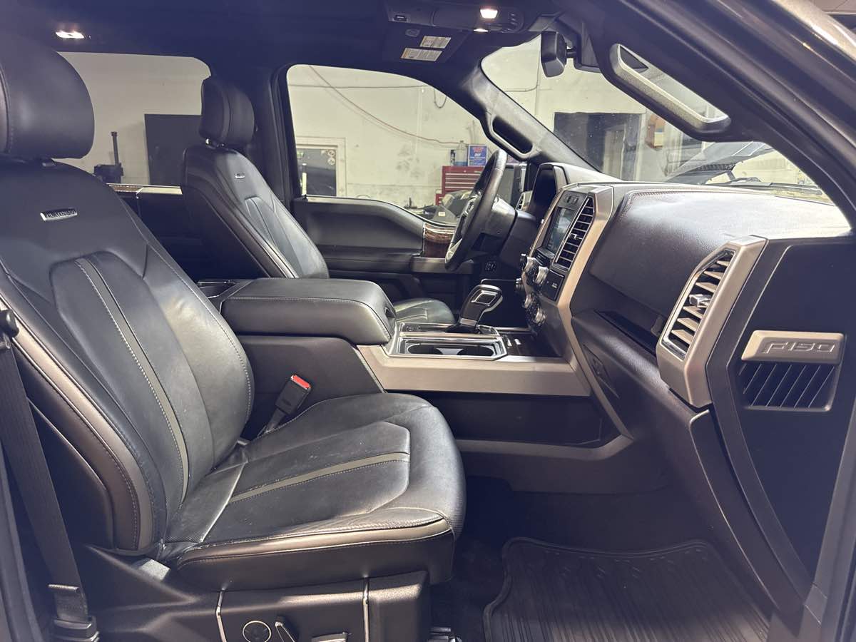 2016 Ford F-150 Platinum photo 26