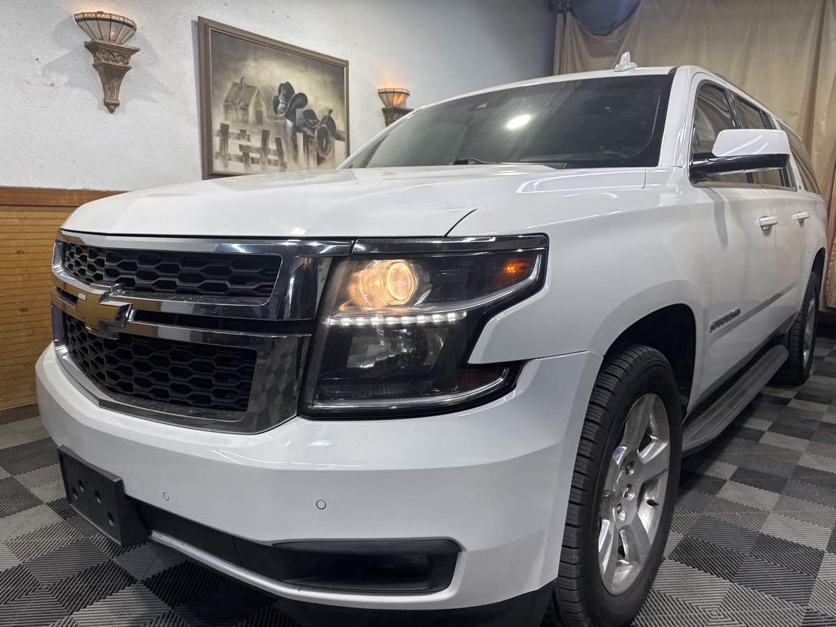 2016 Chevrolet Suburban LT photo 5