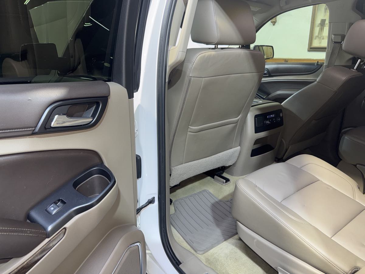 2016 Chevrolet Suburban LT photo 23