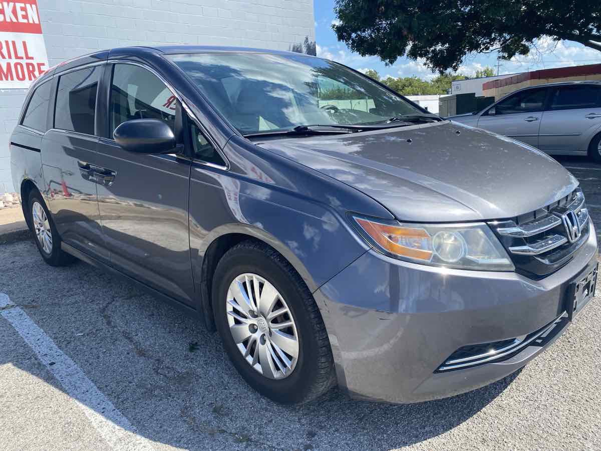 2016 Honda Odyssey LX photo 2