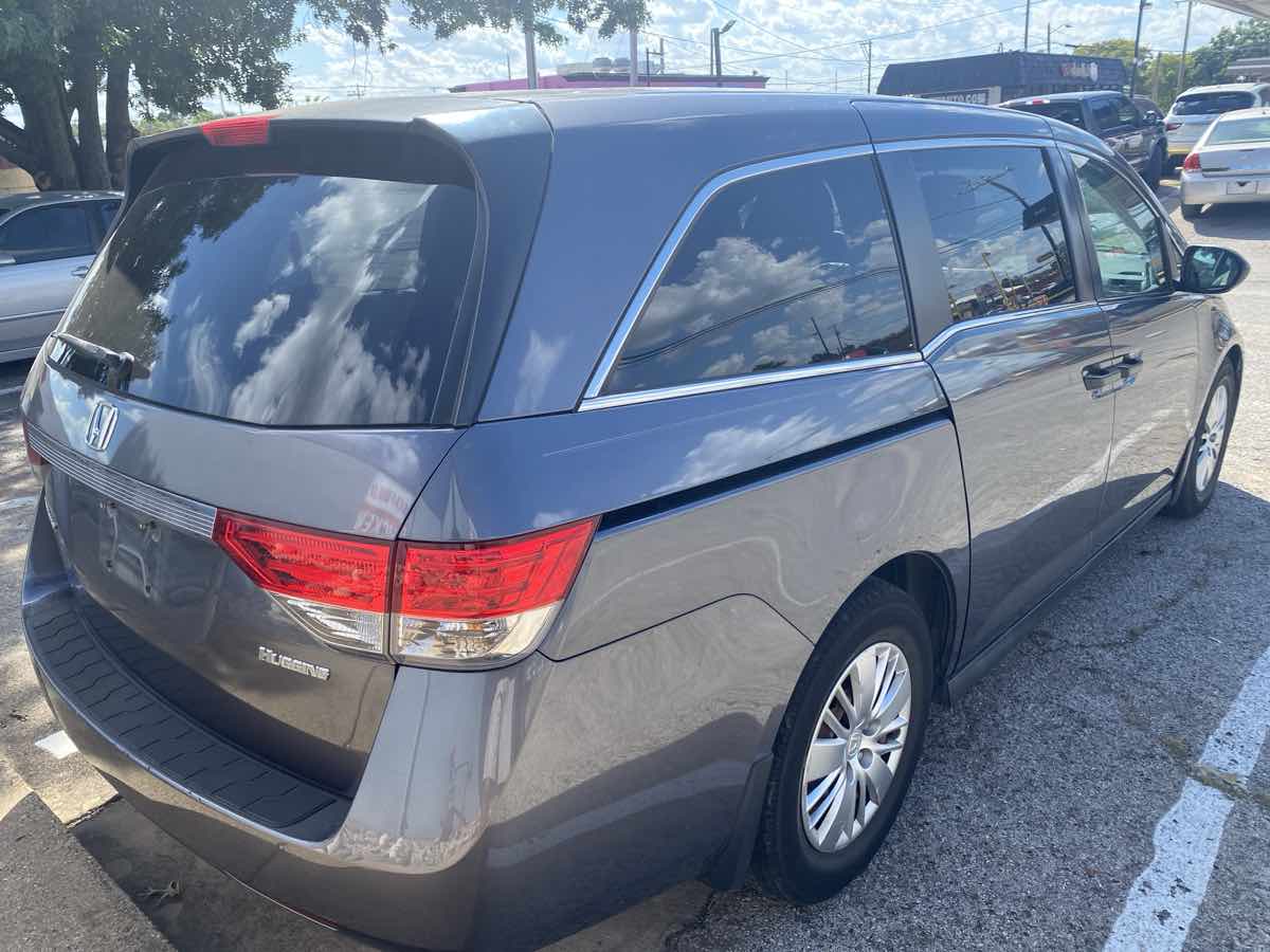 2016 Honda Odyssey LX photo 3