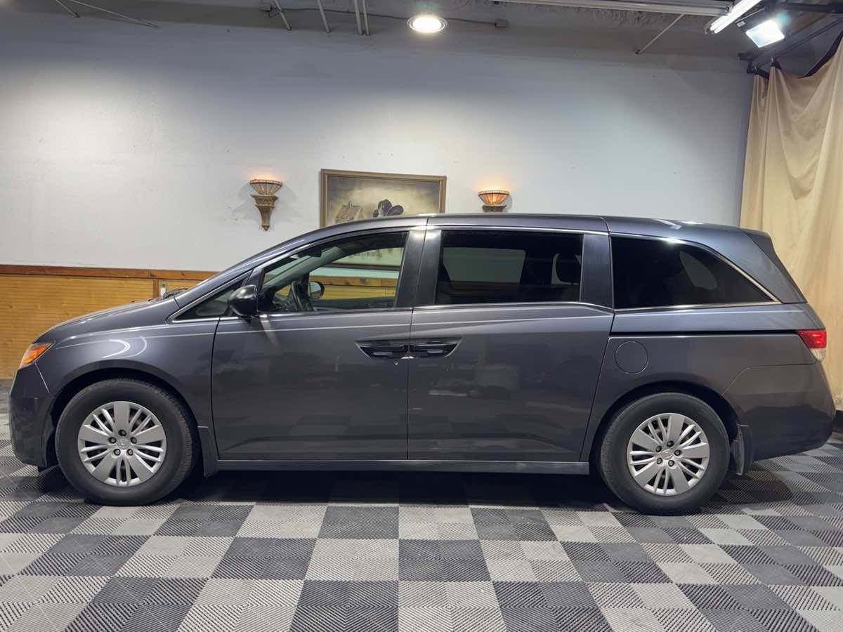 2016 Honda Odyssey LX photo 2