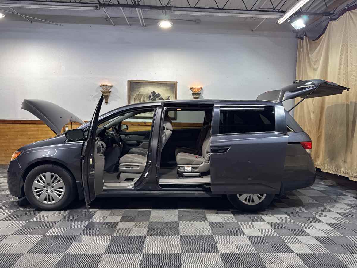 2016 Honda Odyssey LX photo 12