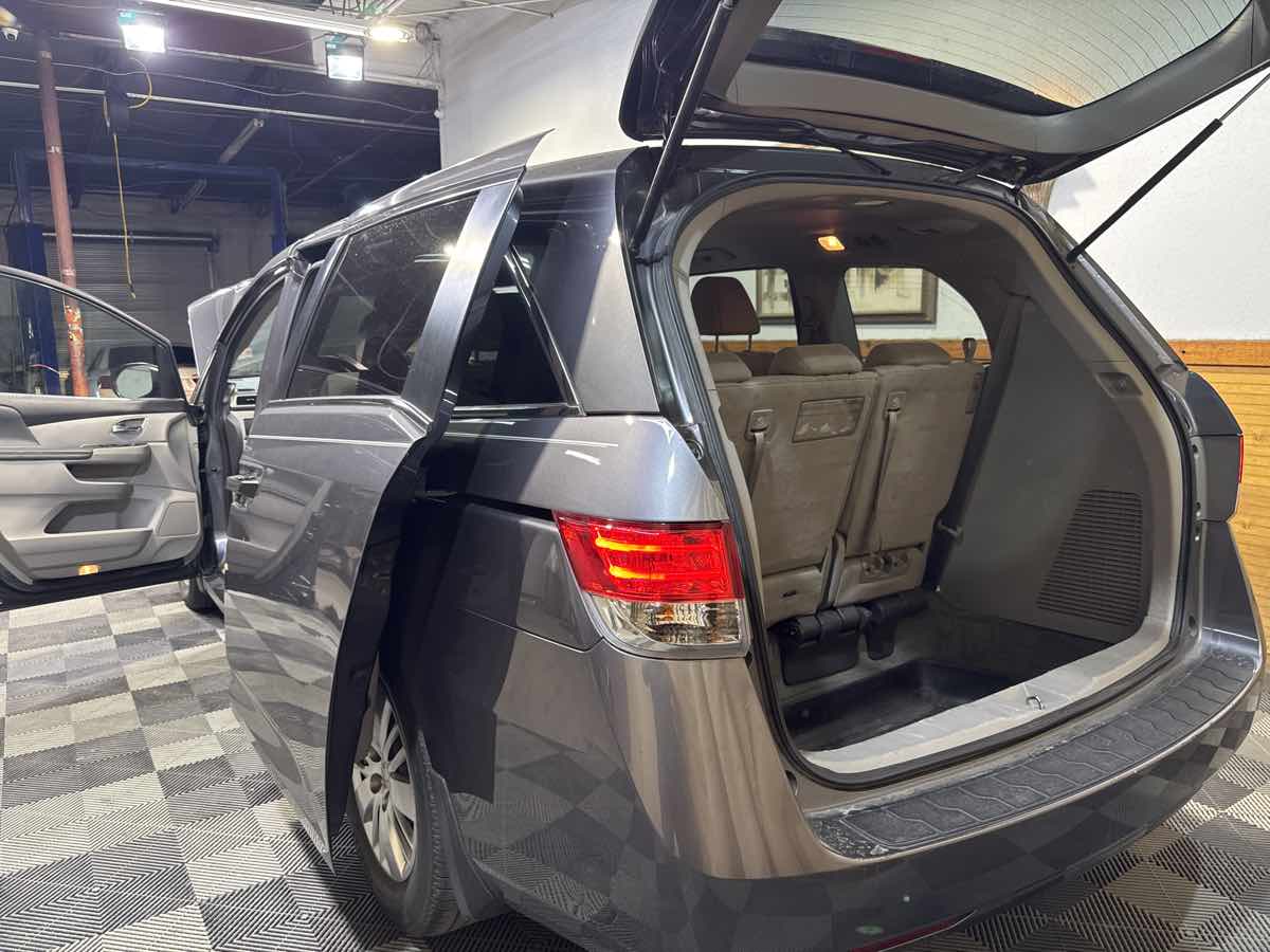 2016 Honda Odyssey LX photo 13