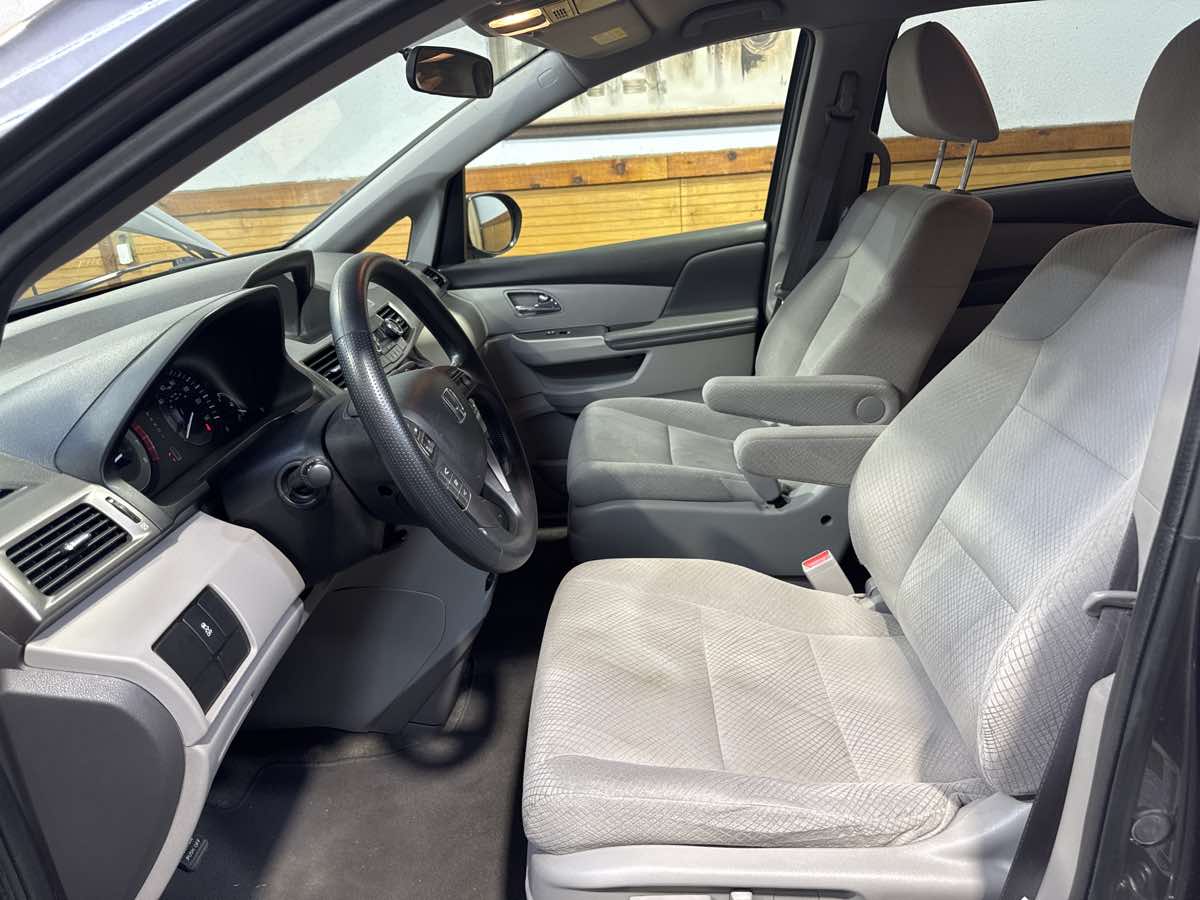 2016 Honda Odyssey LX photo 16
