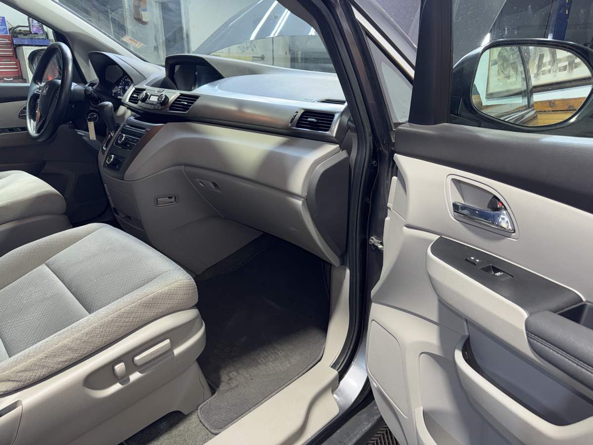 2016 Honda Odyssey LX photo 24