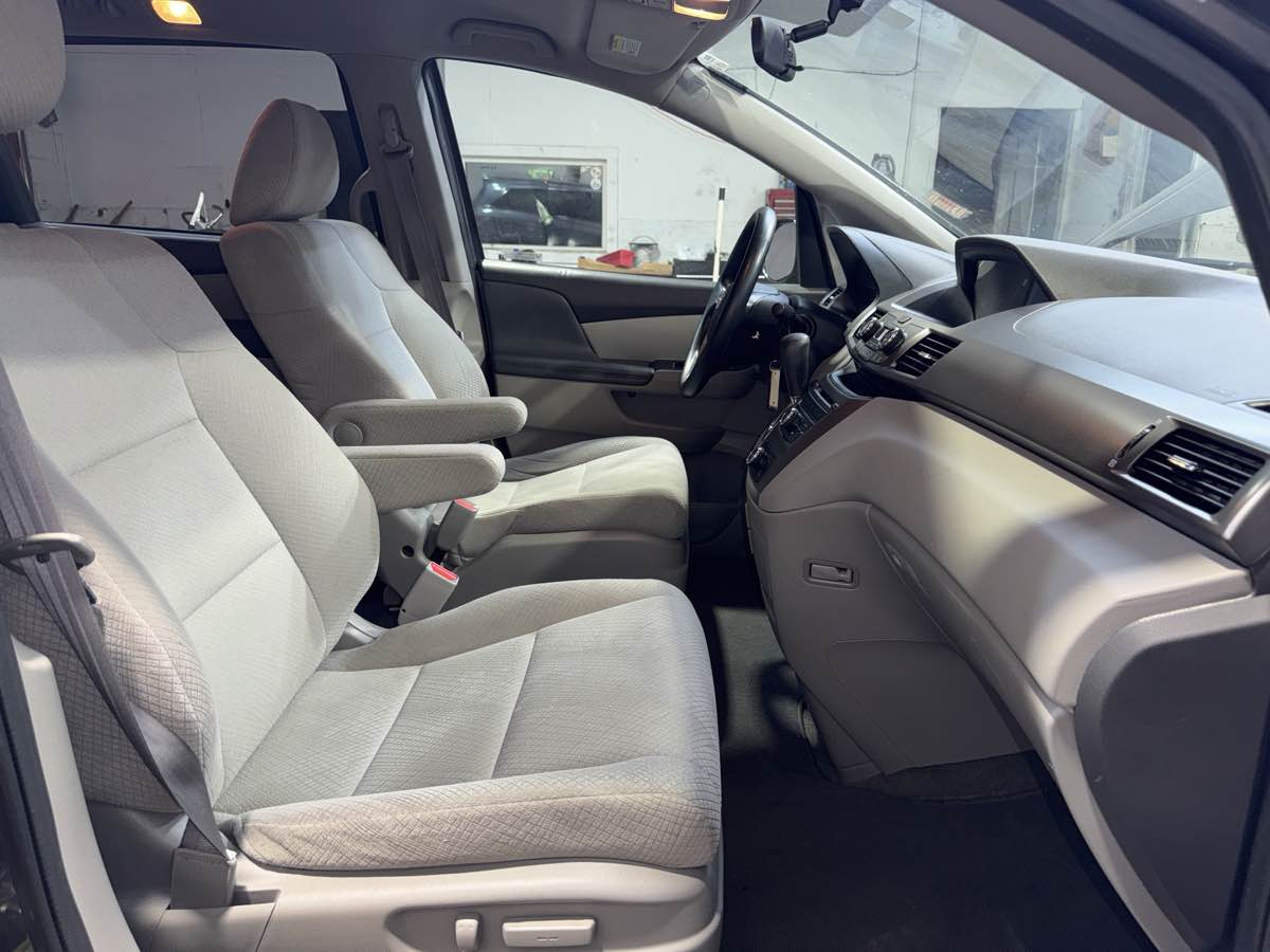 2016 Honda Odyssey LX photo 25